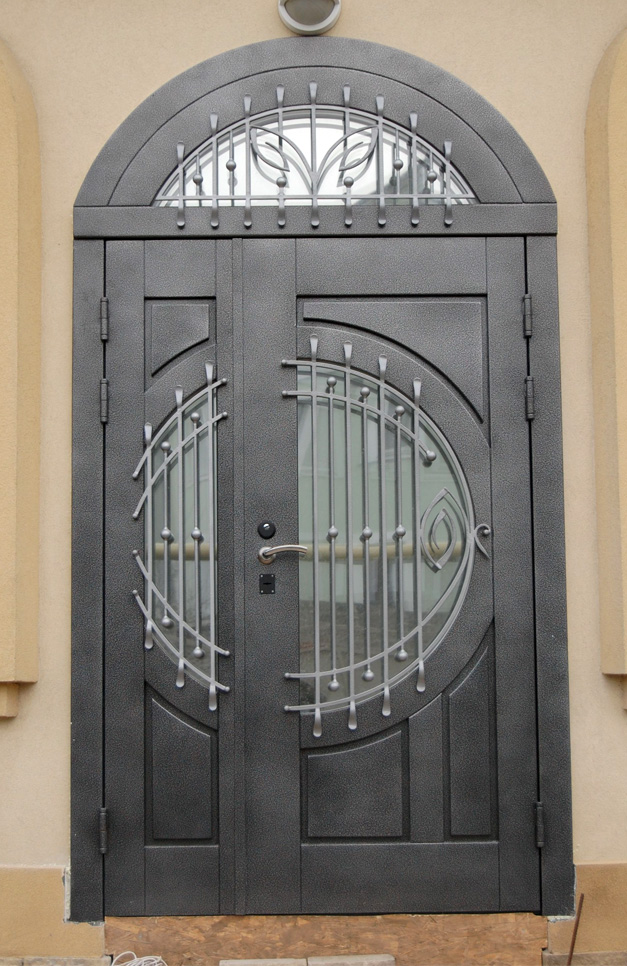 Арочная дверь со стеклопакетом ЛД-713 двойной МДФ с кованым узором