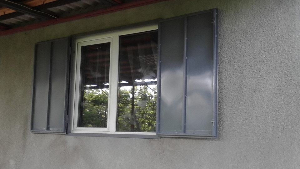 Серые ставни распашные для окна ЛД/С-584